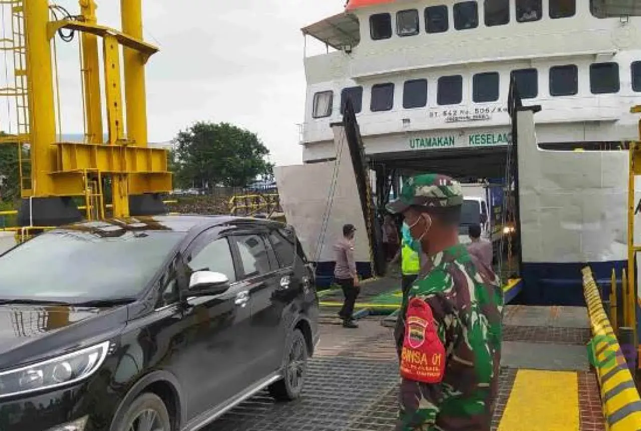 Kendaraan yang hendak keluar dari Pelabuhan Punggur