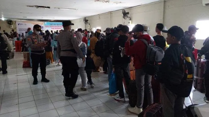 Sejumlah penumpang sedang antri masuk ke dalam Kapal KM Kelud