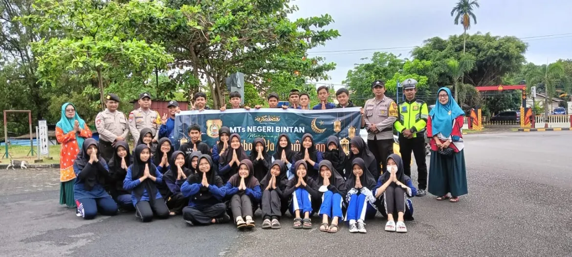 OSIS MTs Negeri Bintan Bagi-Bagi Takjil Di Kijang