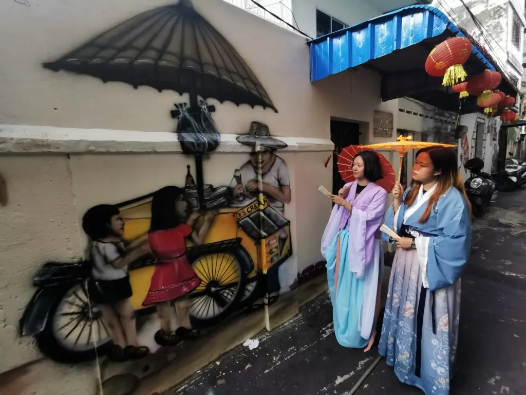 Wisatawan memakai busana tradisional Cina untuk berfoto di Lorong Bintan, Tanjungpinang, Kepulauan Riau.