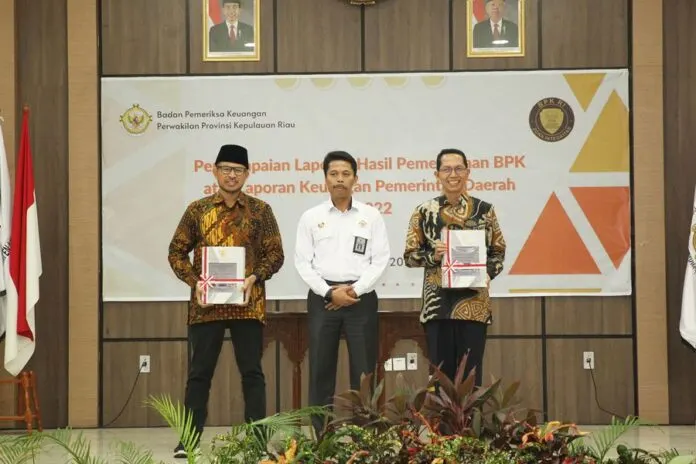 Wakil Walikota Batam Amsakar Achmad (kanan) saat menerima WTP untuk yang ke 11 kalinya