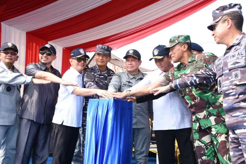 Kepala Bakamla RI, Lakdsya TNI Aan Kurnia melaksanakan penekanan tombol sirine sebagai tanda dimulainya pemasangan tiang pancang pembangunan Dermaga Bakamla di Setokok Batam, Kamis (13/4/2023).