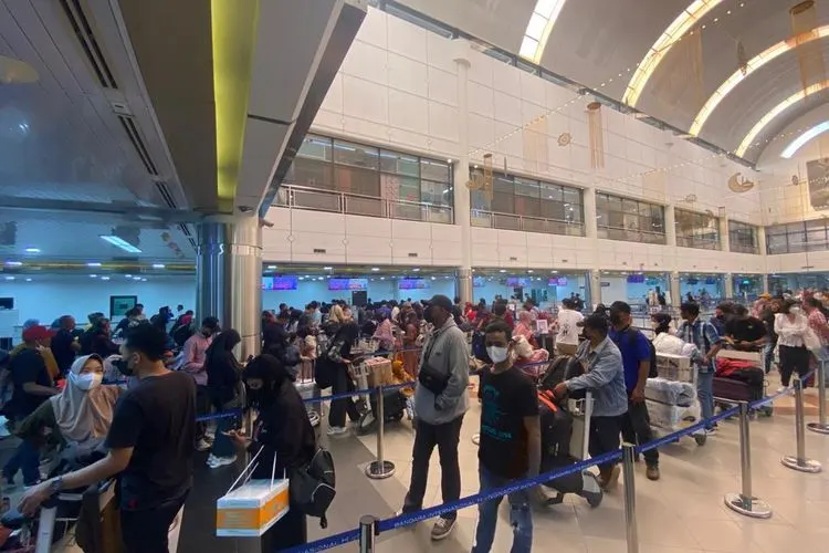 Antrean penumpang di Bandara Hang Nadim Batam pada libur sekolah di hari pertama.
