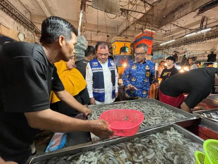 Sekda dan Kadisperindag saat memantau harga komoditas di Pasar Tos 3000