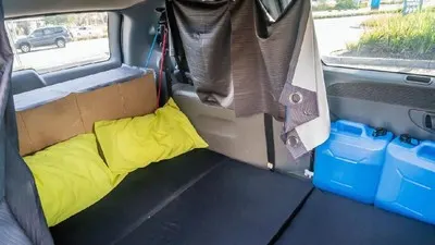Modifikasi mobil yang paling lazim dilakukan adalah menggelar kasur di kabin kendaraan selama perjalanan mudik. 