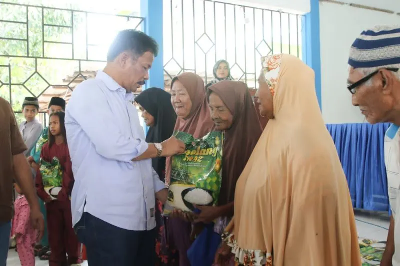 Pemkot Batam, Kepulauan Riau menyalurkan sebanyak 6.500 paket beras bagi masyarakat di Pulau Belakangpadang.