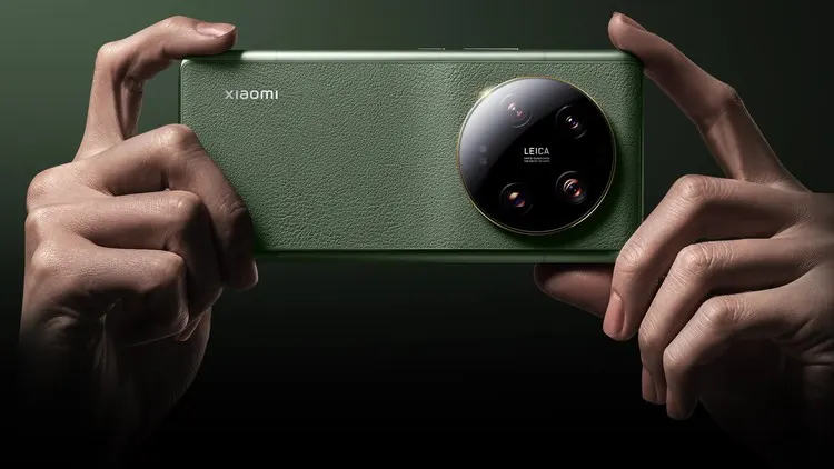 Ponsel Xiaomi 13 Ultra mengunggulkan 4 kamera 50 MP, layar terang 2.600 nits, chipset Snapdragon 8 Gen 2. Ponsel ini bakal dirilis ke pasar global dalam beberapa bulan ke depan