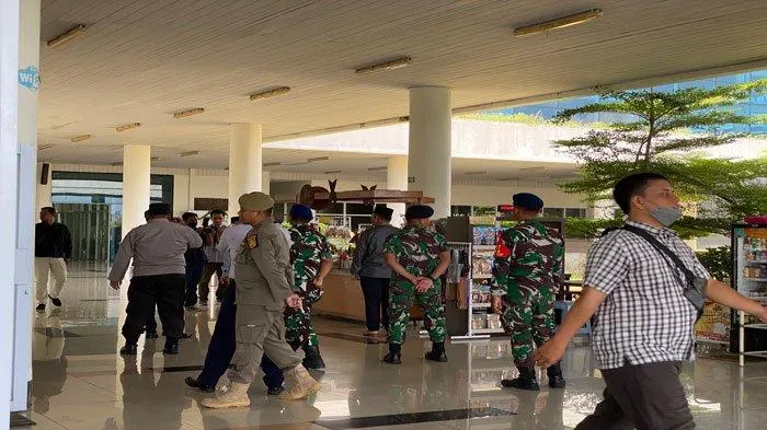 Suasana saat Wakil Wali Kota Tanjungpinang, Endang Abdullah meninjau arus mudik Lebaran di Bandara Raja Haji Fisabilillah, Rabu (19/4/2023)