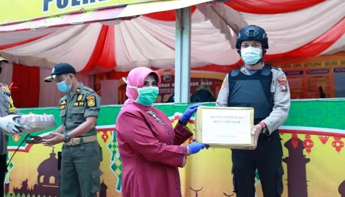 Dokumentasi Wali Kota Tanjungpinang Rahma memberikan bantuan dan meninjau posko pengamanan mudik Idulfitri