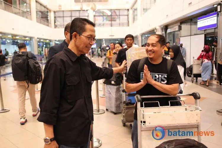Wakil Wali Kota Batam, Amsakar Achmad, meninjau Bandara Hang Nadim Batam dan Pelabuhan Telagapunggur pada Rabu (19/4/2023) pagi.