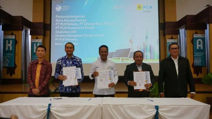 Penandatanganan MoU Kerja Sama Potensi Pengembangan, Pembangunan, Kepemilikan, dan Pengoperasian Proyek PLTS Terapung di Indonesia, antara PT PLN Batam, PT PLN Nusantara Power dan PT Energi Baru TBS.