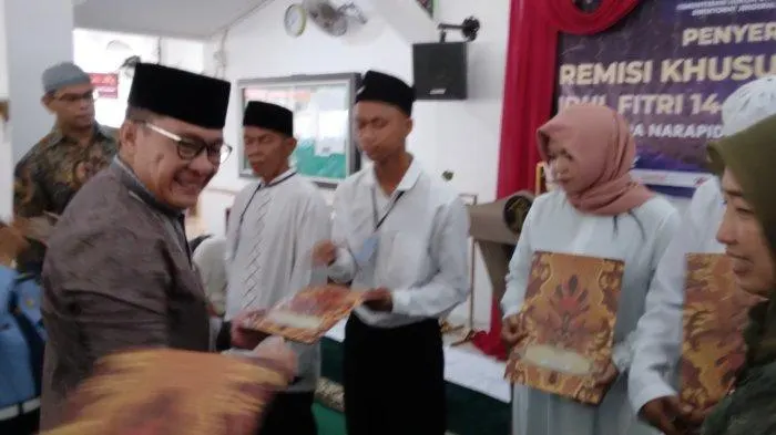 Kepala Kantor Wilayah Kementerian Hukum dan HAM Kepulauan Riau Saffar Muhammad Godam saat memberikan remisi di Lapas Kelas IIA Batam, Sabtu (22/4/2023).
