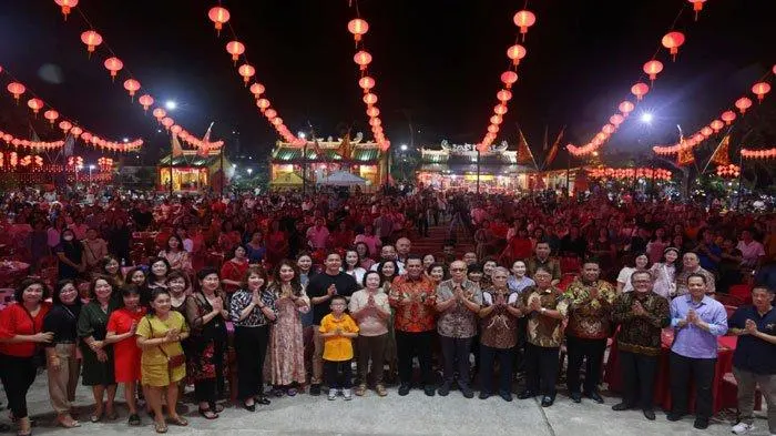 Gubernur Kepulauan Riau (Kepri), Ansar Ahmad menyerahkan bantuan hibah untuk Yayasan Dharma Sasana Senggarang senilai Rp 100 juta pada acara ulang tahun ke-308 Klenteng Nguan Thiang Sian Tih di Senggarang, Kota Tanjungpinang, Minggu (23/4/2023).