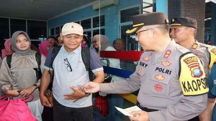 Kapolres Bintan, AKBP Riky Iswoyo pada momen arus balik saat ini, pihaknya membagikan sebanyak 200 tiket gratis kepada calon penumpang di Pelabuhan ADSP dan Pelabuhan Bulang Linggi.