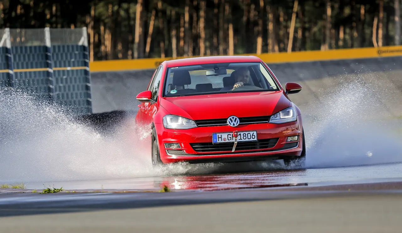 Ilustrasi mobil saat mengalami Aquaplaning