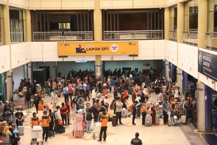 Sepanjang tahun 2022, BPS Kota Batam melaporkan jumlah penumpang angkutan udara yang datang dan berangkat melalui Bandara Internasional Hang Nadim sebanyak 3,46 juta orang, meningkat dibanding 2023 yang tercatat 2,07 juta orang.