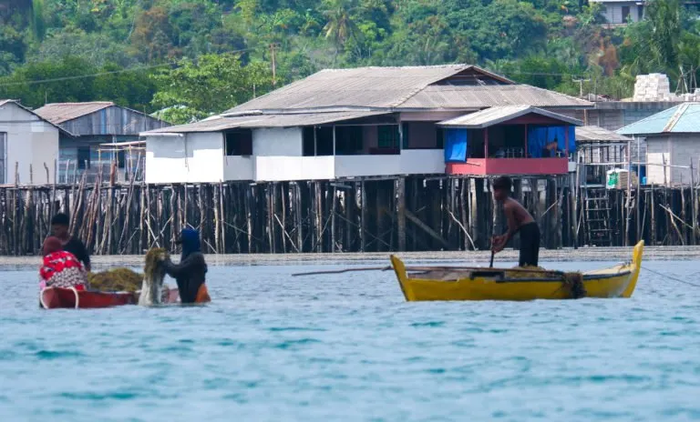 Beberapa nelayan di pesisir Kota Batam sedang mencari rengkam.