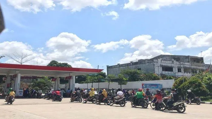 Ilustrasi warga antri mengisi bensin di SPBU