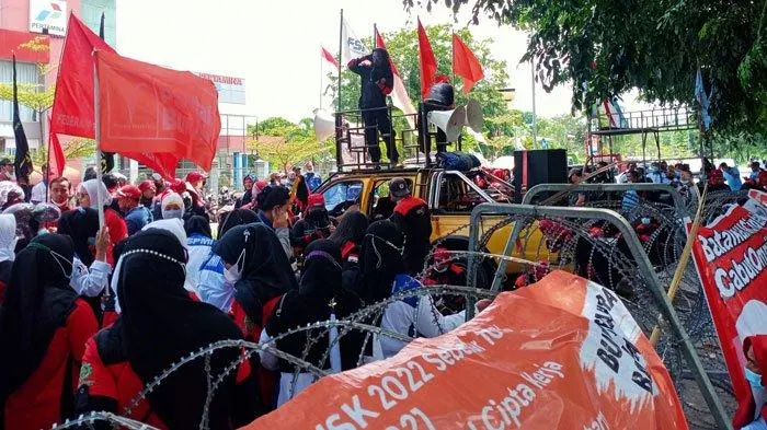 Dokumentasi Demo Buruh di depan Gedung Batam Center, Batam, Kamis (25/11/2021).