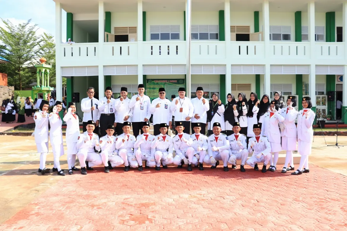 Kepala Kantor Wilayah Kementerian Agama Provinsi Kepulauan Riau, Mahbub Daryanto berfoto bersama usai pelaksanaan upacara bendera Hari Pendidikan Nasional 2023 di Bengkong, Batam pada Selasa (2/5).