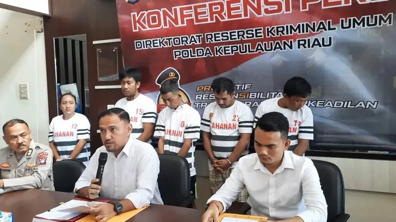 Ditreskrimum Polda Kepri menggelar konferensi pers terkait kasus pencurian modus pecah kaca di Batam, Senin 22 Mei 2023.