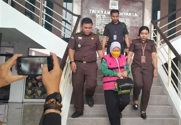 Suherna Ningsih, mantan pegawai PT Pegadaian Syariah cabang Sei Panas, Batam, terdakwa kasus korupsi dituntut hukuman penjara selama 11,8 tahun di PN Tanjungpinang pada Rabu (24/5)