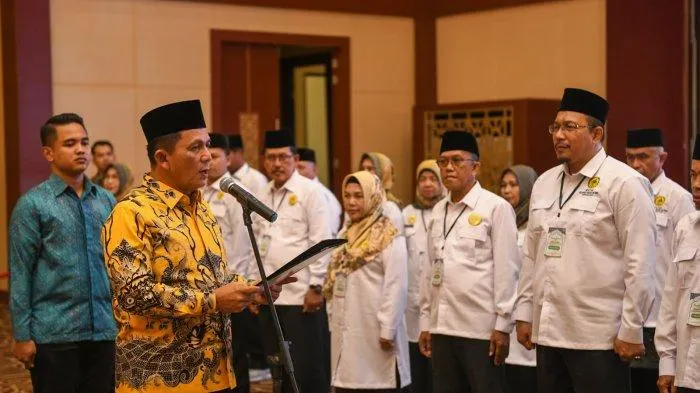 Gubernur Kepri Ansar Ahmad mengukuhkan kepengurusan Ikatan Keluarga Besar Natuna (IKBN) Provinsi Kepri di Aula Wan Seri Beni, Kantor Gubernur Kepri, Dompak, Tanjungpinang, Jum'at (26/05/2023) malam.