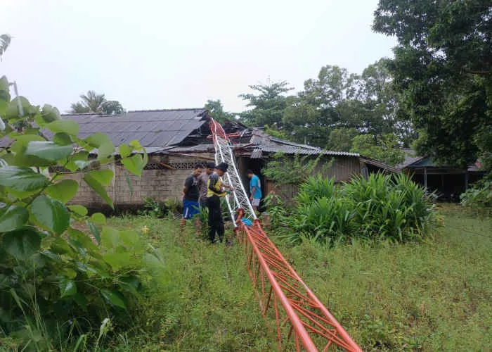Tower Radio HT yang berada di kawasan Asrama Polisi Jalan WR Supratman, Kelurahan Air Raja, Tanjungpinang Timur, tumbang dan timpa rumah