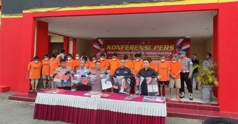 Satgas TPPO Polres Barelang saat paparan kasus PMI ilegal.