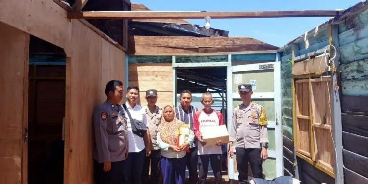 Korban Puting Beliung Terima Bantuan dari Polisi