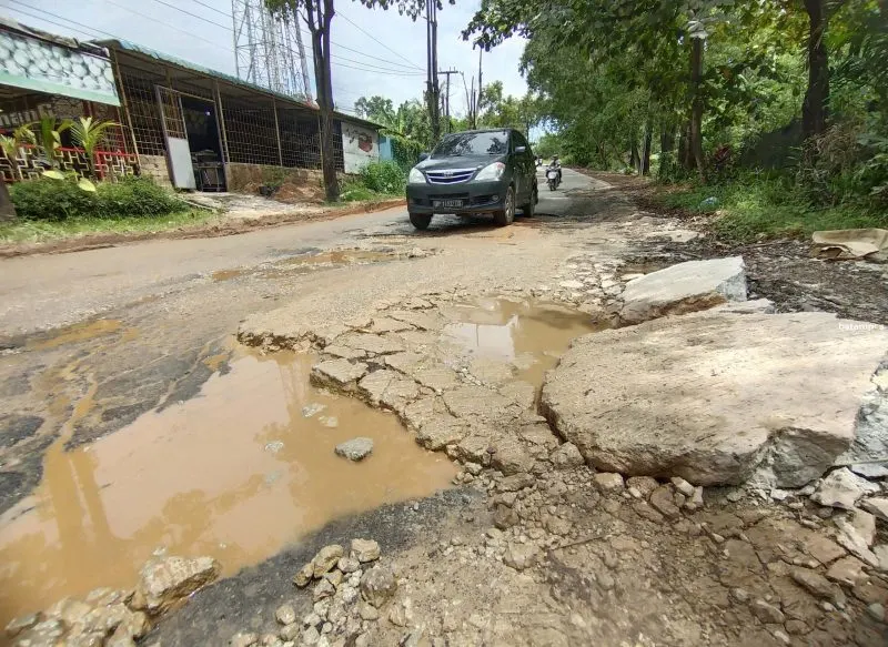 Warga Tiban, Kecamatan Sekupang mengeluhkan jalan rusak dari Tiban Center menuju Ulil Albab. Apalagi kondisi jalan rusak yang terus menerus tergenang air, membuat pengguna jalan yang melintas harus selalu berhati-hati lantaran lubang di jalan yang tertutup air.