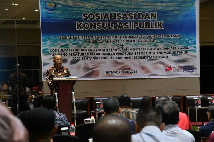 Sekretaris Daerah Prvonsi Kepulauan Riau Adi Prihantara saat membuka acara konsultasi Publik