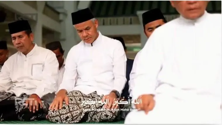 Ganjar Pranowo tampil dalam video Azan Magrib yang disiarkan TV.