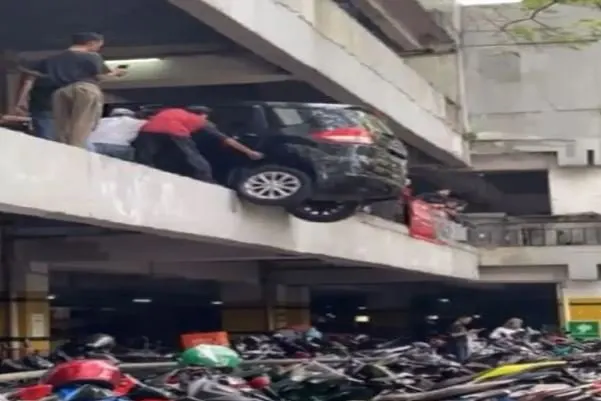 Suzuki Ertiga nyaris jatuh dari Lantai 2 BTC Bintaro