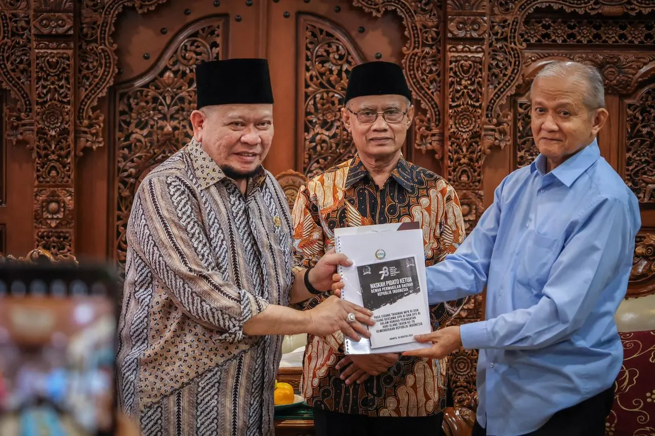 Ketua Umum PP Muhammadiyah Haedar Nashir saat menerima kunjungan Ketua DPD RI AA LaNyalla Mahmud Mattalitti dan sejumlah anggota DPD RI di Gedung PP Muhammadiyah, kawasan Salemba, Jakarta, Selasa (26/9/2023). 