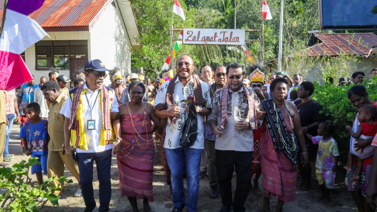   Komite II DPD RI melakukan rapat kerja di Distrik Klaso Kabupaten Sorong dan Distrik Selemkai Kabupaten Tambrauw Provinsi Papua Barat Daya.