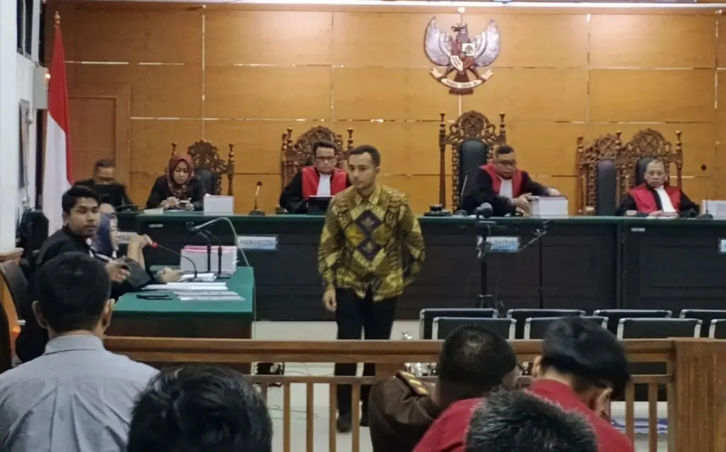 Sidang perdana kasus dugaan korupsi terkait pengajuan Kredit Usaha Rakyat (KUR) fiktif dengan nilai kerugian negara mencapai Rp13,9 miliar.