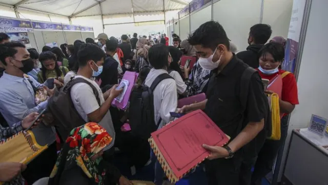 Pelamar Kerja Membludak di Batam Job Fair