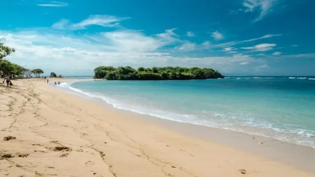 Berhati-hati Liburan ke Pantai, Kepri Memasuki Cuaca Ekstrem: Gelombang Tinggi dan Angin Kencang