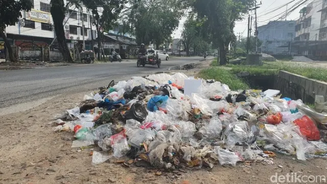 Parah! Sampah Berserakan di Pekanbaru Jelang Pergantian Tahun