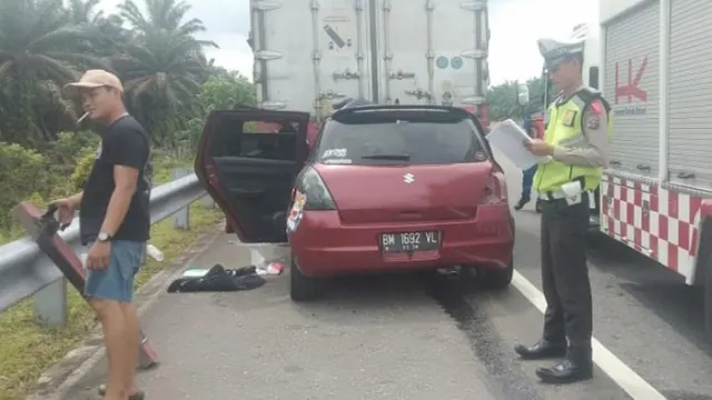 Suzuki Swift Seruduk Ekor Tronton di Tol Pekanbaru-Dumai