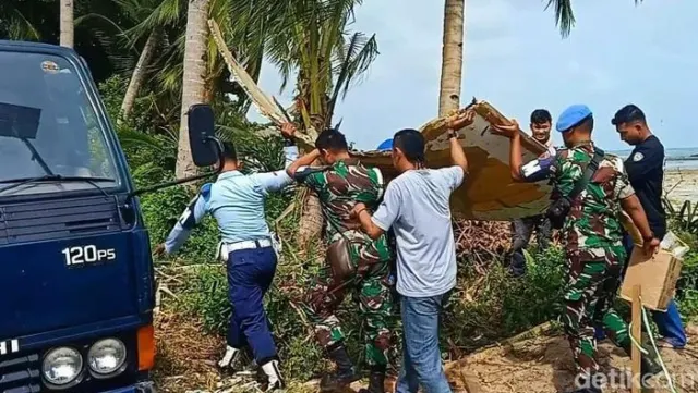 TNI AU Teliti Temuan Benda Mirip Puing Pesawat di Natuna