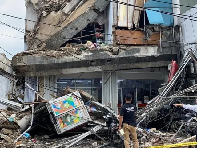 Ruko Roboh Duluan Timpa Warga dan Petugas di Batam