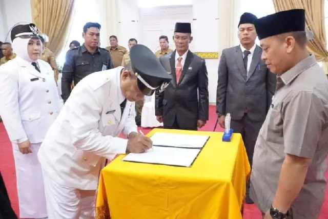 Bupati Lingga Lantik Dua Pejabat Lurah Pimpin Kelurahan Berlian dan Daik sepincan