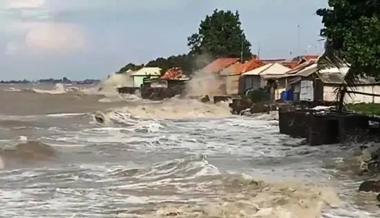 Gelombang Tinggi Dibarengi Cuaca Ekstrem, Kepri Waspadai Banjir Rob