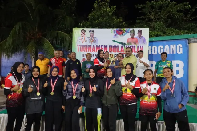 Sukses, Bupati Aunur Rafiq Apresiasi Turnamen Volly Antarsuku-Paguyuban I di Karimun