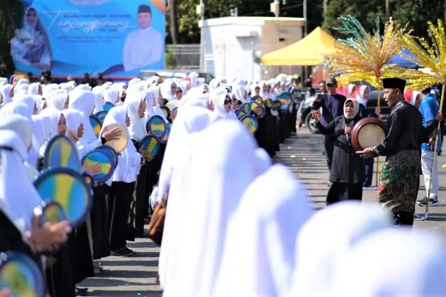 Meriahkan Hari Jadi Ke-239, Ribuan Ibu-Ibu Majelis Taklim Bermain Kompang