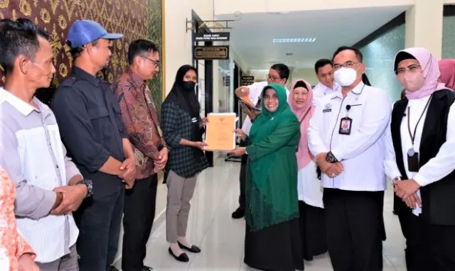 Diserahkan Wako Rahma, 10 Koperasi Terima Akta Notaris Berbadan Hukum