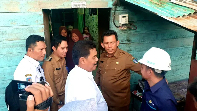 Warga Tanjung Kumbik, Pulau Tiga Barat Senang, Rumahnya Kini Terang Benderang