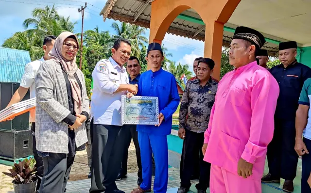 Gubernur Ansar Serahkan Bantuan Perikanan di Desa Pekaka Lingga Senilai Rp2,648 miliar